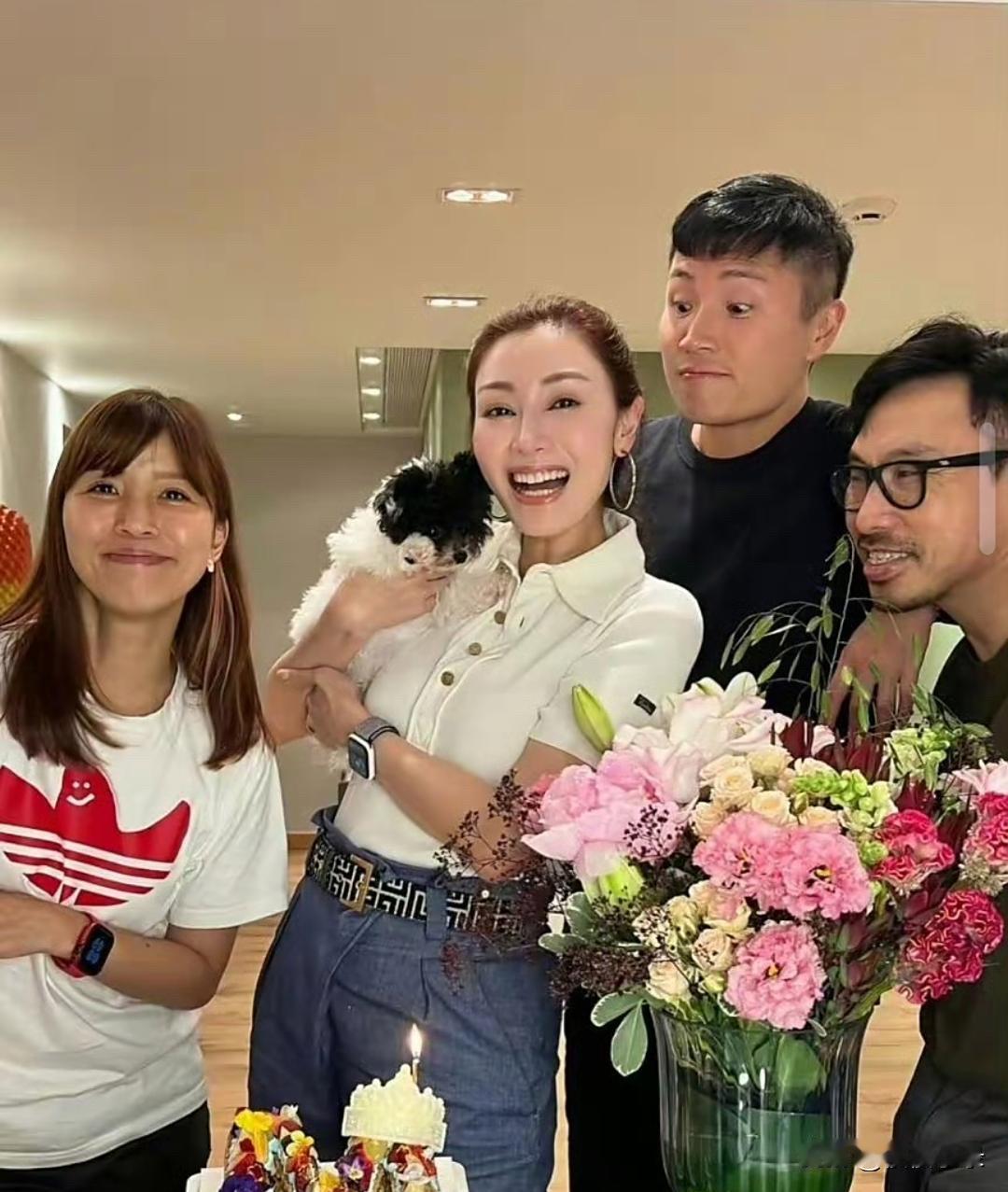 港圈女神李嘉欣在社交平台晒出庆生照，55岁的她身着简约polo衫搭配新潮毽子头，