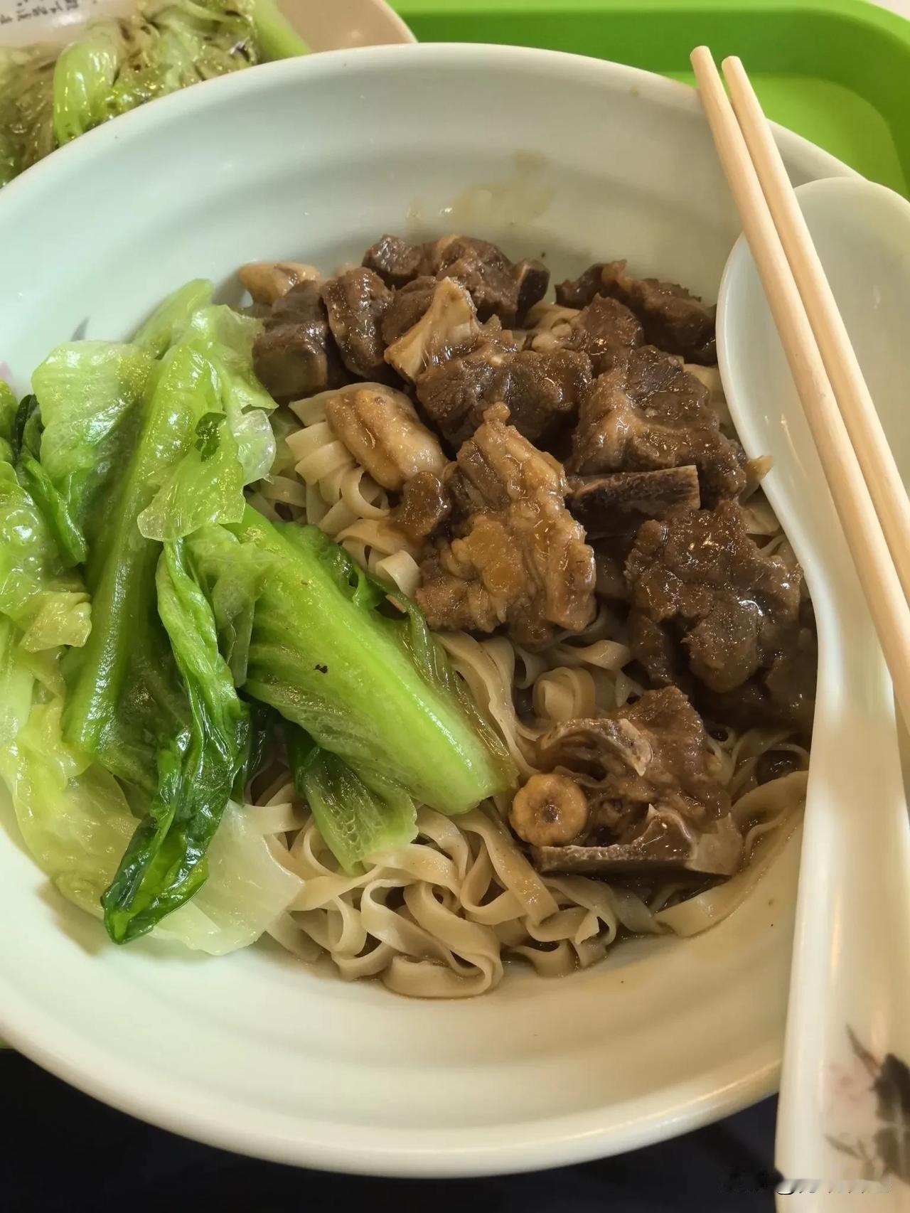 #说出你最爱的一道家常菜#
红烧羊肉拌面……[赞]