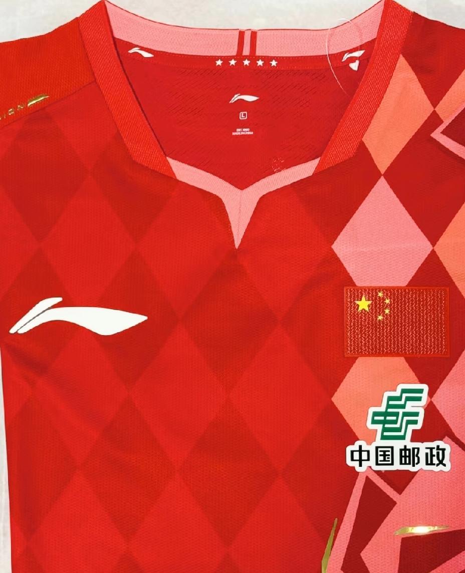 牛～冠凯发了图文，晒出出征伦敦世乒赛的新队服，并说“兄弟们加油”！这身衣服的背后