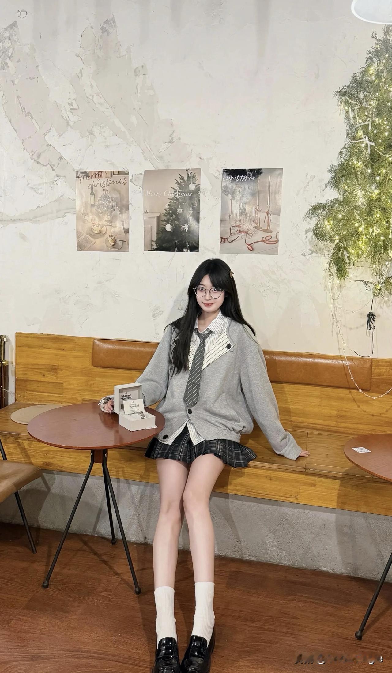 冬日暖阳下，圣诞树旁，少女甜美微笑，温暖如初。