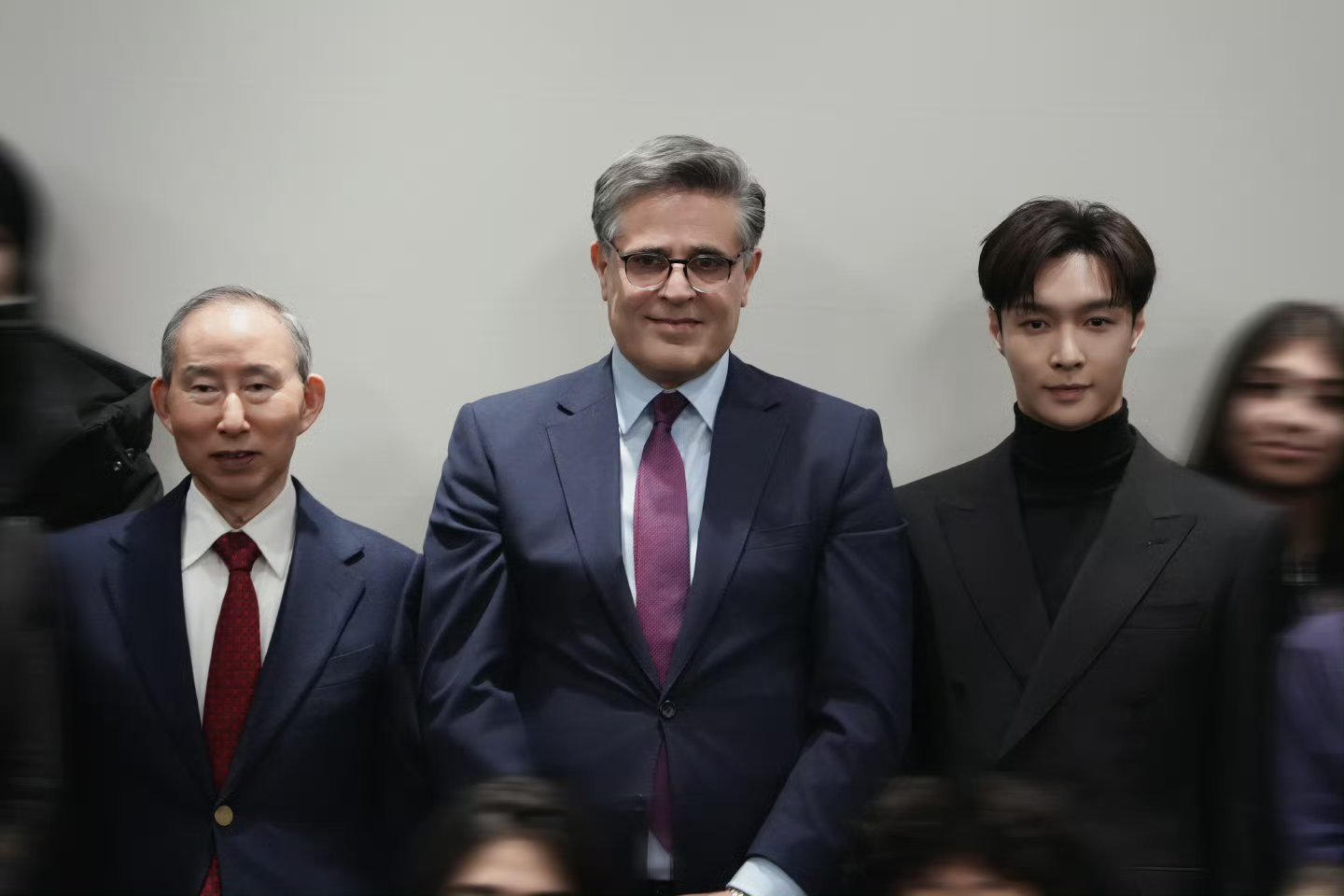 张艺兴使命在肩无畏前行张艺兴使命在肩无畏前行，中巴建交七十五载合照来了！用M-P