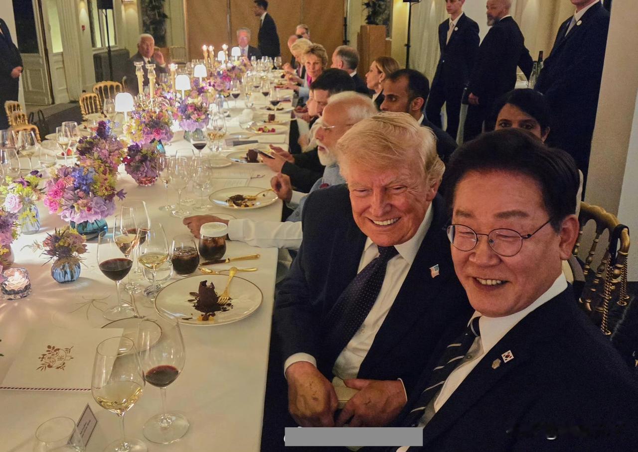 这是G7峰会在法国举行的晚宴内场，当时美总跟李在明正对着镜头开心合影，看样子是李