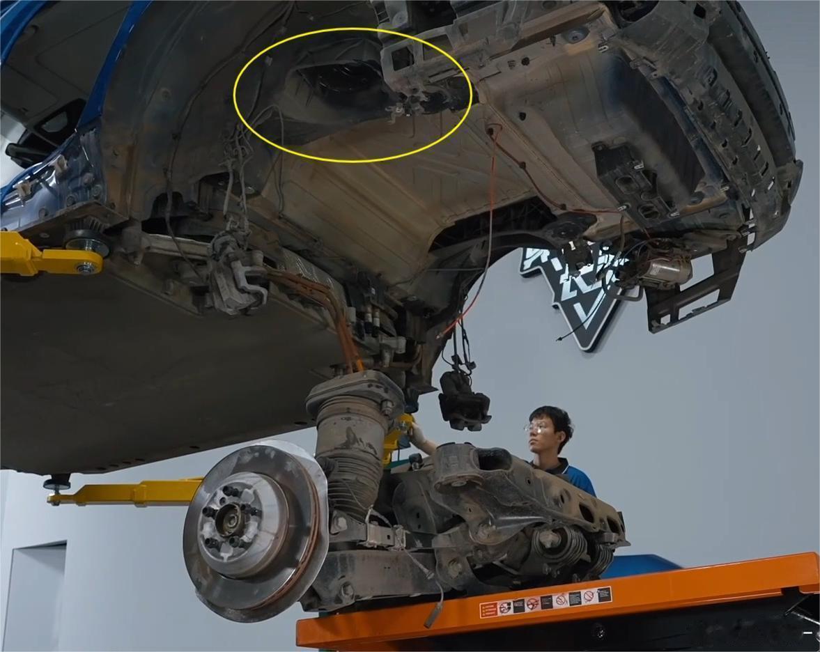 宝马i3（图12）与乐道L90（图34）都是后纵梁内铸造塔顶+簧减一体 ​​​