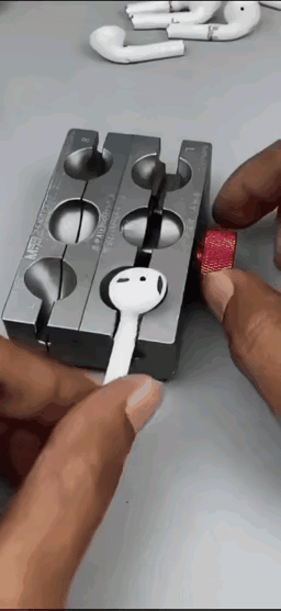 原来 AirPods 是这样固定住换电池的，这个工具很不错