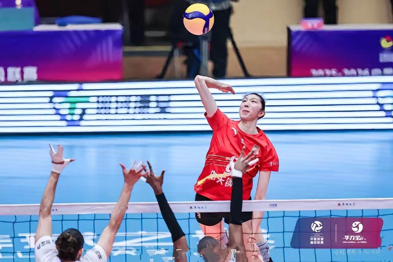 吴梦洁比李盈莹幸运多了！
吴梦洁首次出道国家队，对角主攻就遇到了从青年队一起打出