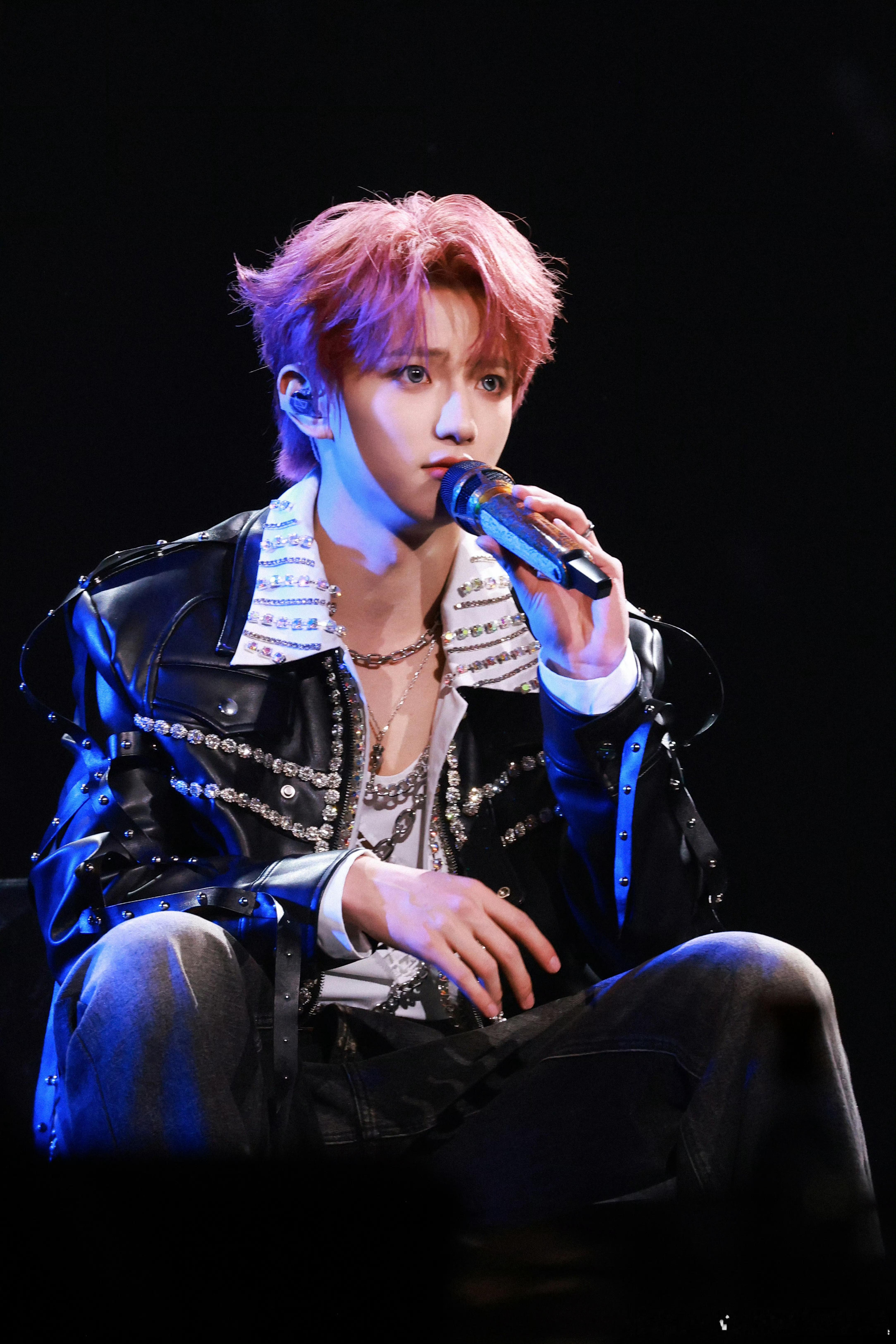 🍊 “星星在夜晚散落，太阳渐渐聚集橘黄，斜阳落在你身 黛眉满是温柔.”