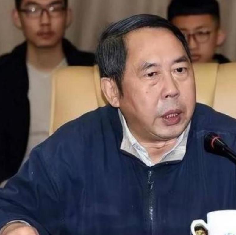 “中国现在向美国投降还来得及！再晚就要‘跪着’了，”2018年，中国专家马臣公开