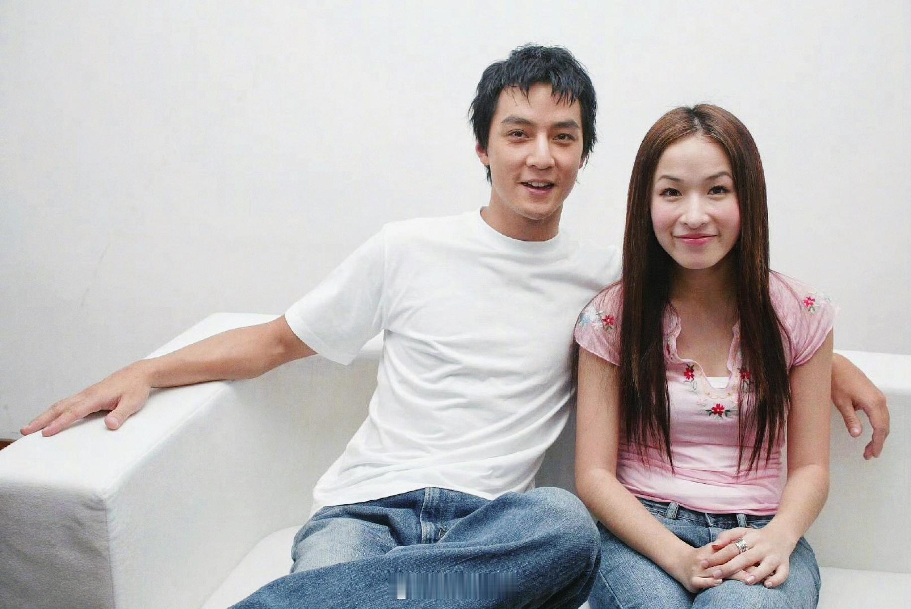 萧亚轩旧相簿子 “谁又能反反覆覆/谁在忍受着孤独/他退出/她孤独/爱得太盲目”…