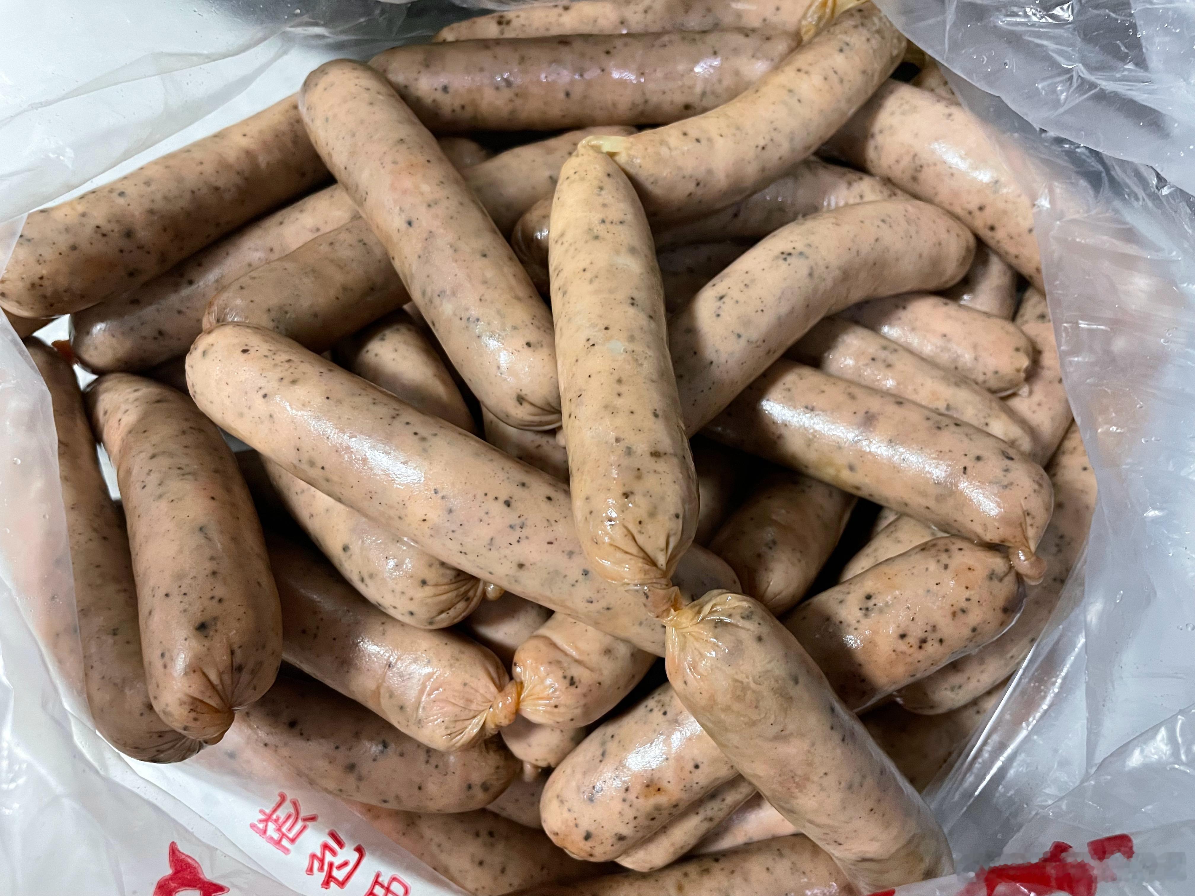 老家现在流行灌肉肠吃，自己买肉，肥瘦由己，商家只赚加工费，加工费是6元每斤，十斤