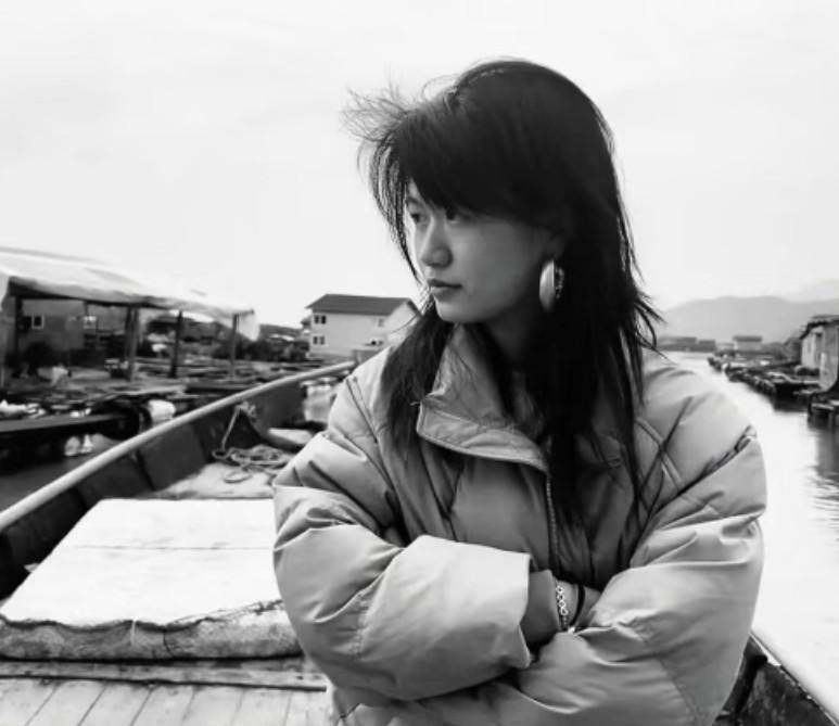 赖雨晴案被定性为“暴力谋杀”，好闺蜜李芳（音译）成为嫌疑人之一，而另一嫌犯贾特拉