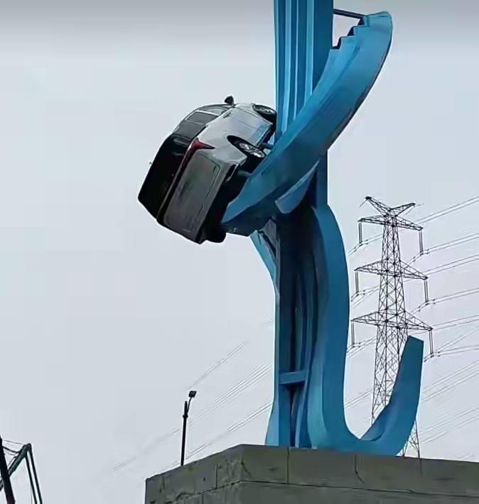上海浦东金桥镇杨高北路佳林路路口的“飞车”雕塑太吸睛了，好多网友都关注到它了。这