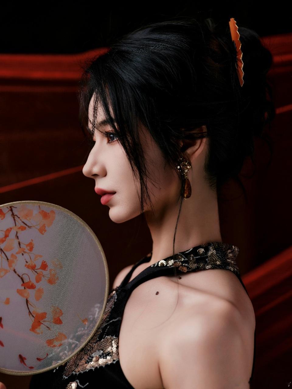 代斯长在风情审美点上代斯冷脸撩人是天赋被代斯冷脸扫一眼，心都跟着一颤，这种又冷又