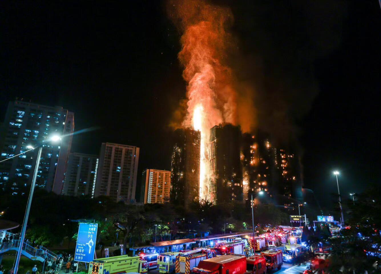 香港突发火灾，14条鲜活生命骤然消逝，疑因未熄烟头引燃防风网，火借无防火竹棚肆虐