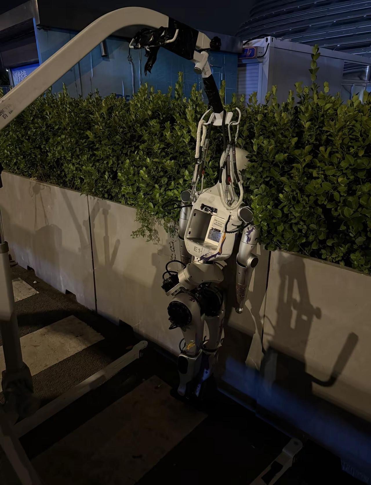 结束后的🤖运动会。人们依然忙忙碌碌做着善后工作，机器人各种随意吊着甚至感觉都被