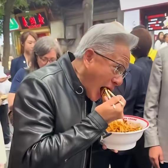 黄仁勋身家千亿，走到哪吃到哪
​如今身价上千亿美元，全球飞，最爱逛市井、吃平价美