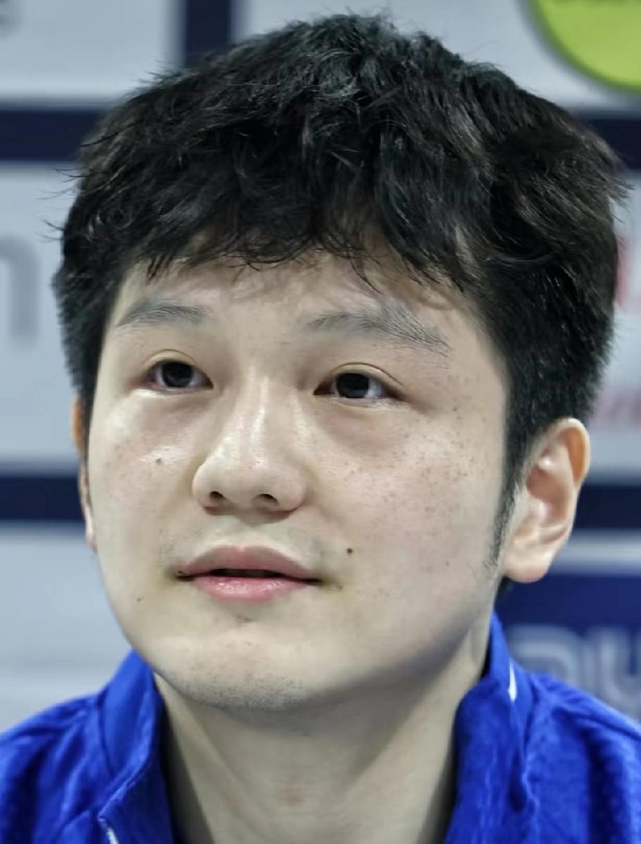 冠军的底色，是拼尽全力的真实
 
赛场上是光芒万丈的冠军，镜头下是拼尽全力的模样