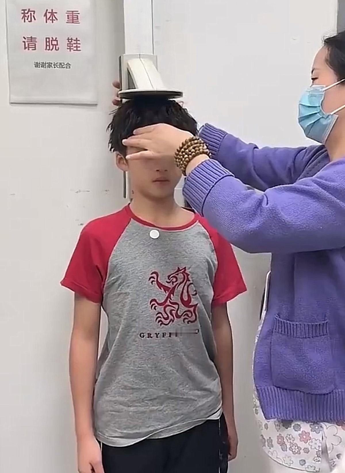 邹市明12岁的小儿子骨龄还是10岁9个月！可他妈妈却十分的高兴，因为打了一年生长