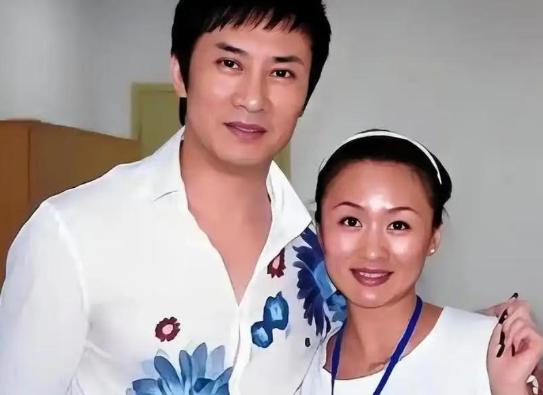 当年，富家女万小牧爱上了穷小子江涛，30年后，江涛成了知名歌唱家，万小牧却提出离