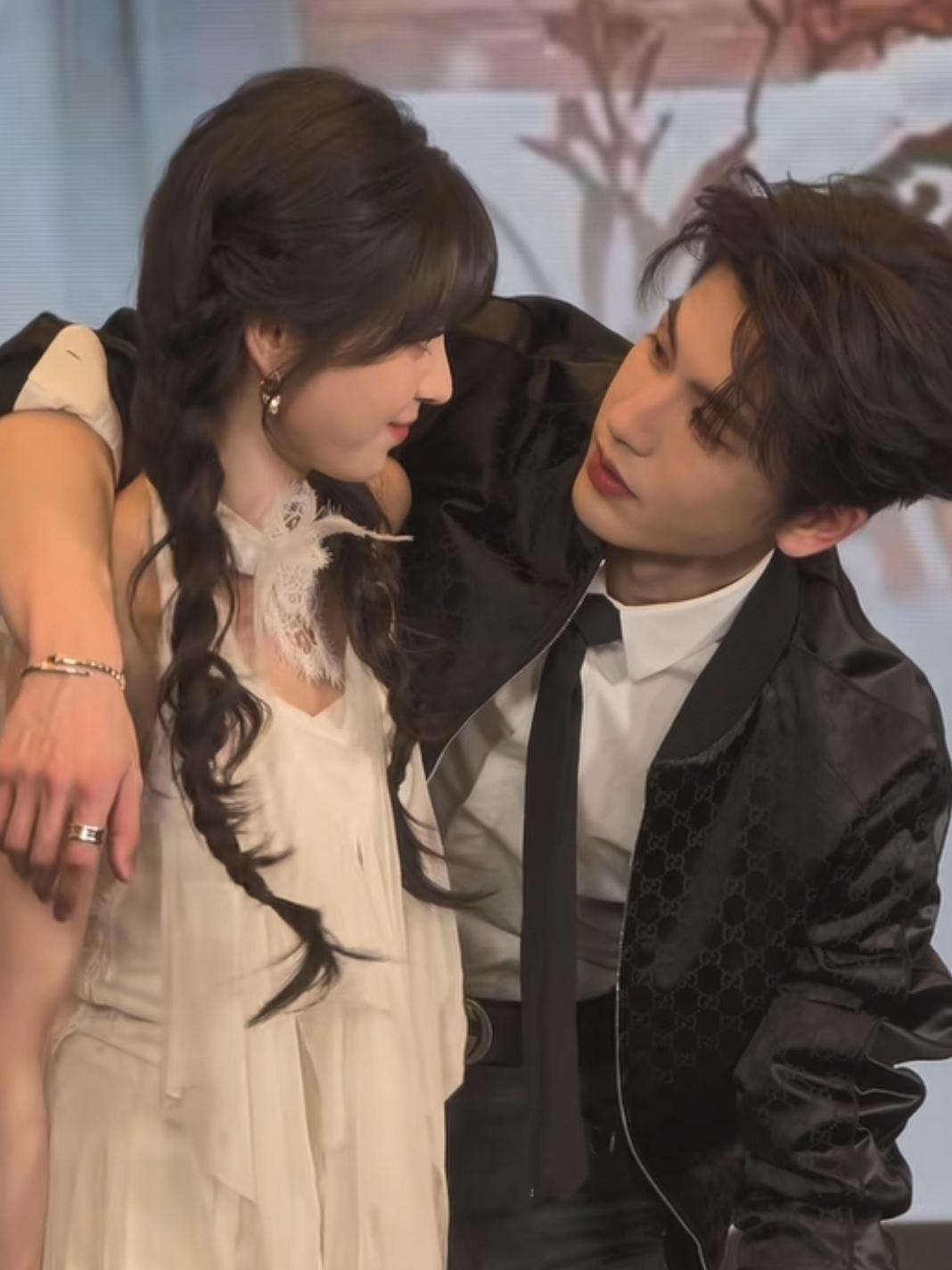 导演也太会选演员了!田曦薇张凌赫剧里秀纯爱，经纪人剧外搞纯恨，导演名利双收。
