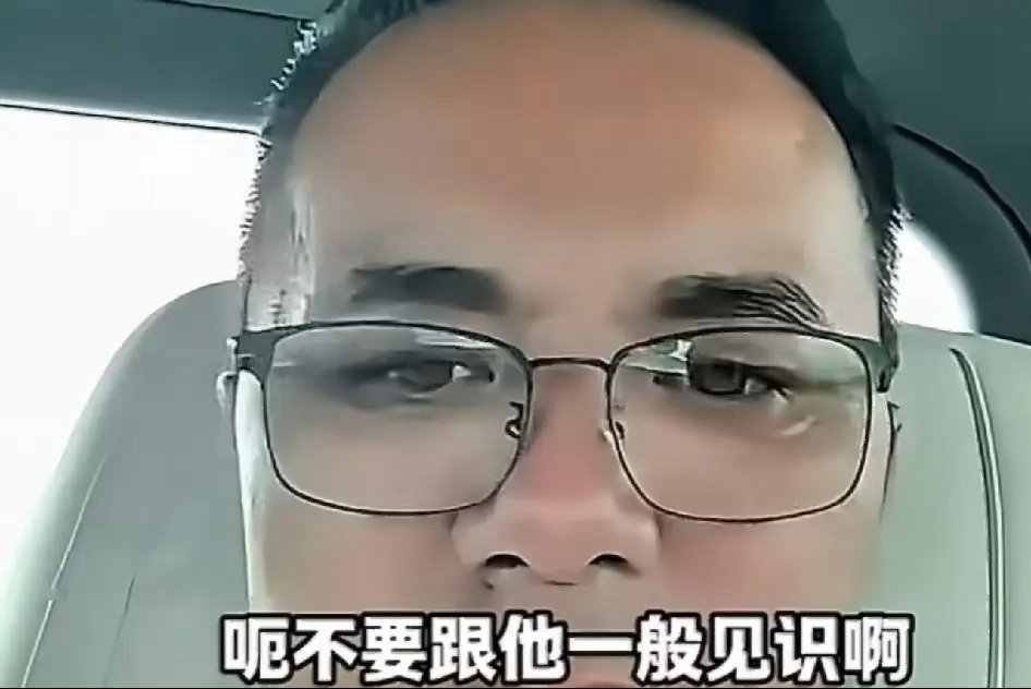 近日，辛巴父亲出面替辛巴向直播圈各路大佬诚恳道歉。老人态度谦和，坦言辛巴性格太冲