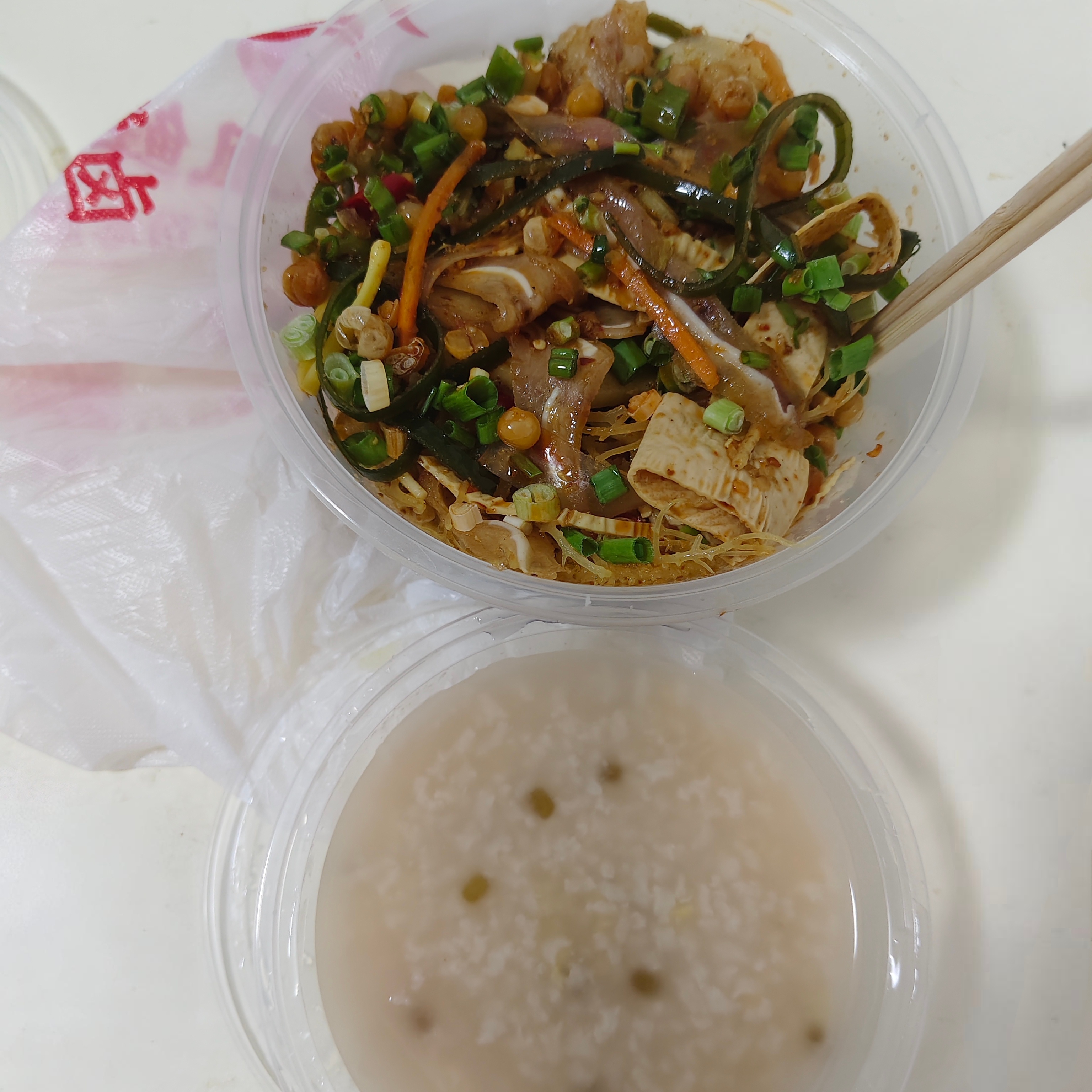 最近吃太多凉菜老板已经把我认熟了还送了我两个菜哈哈哈哈哈哈哈哈哈 