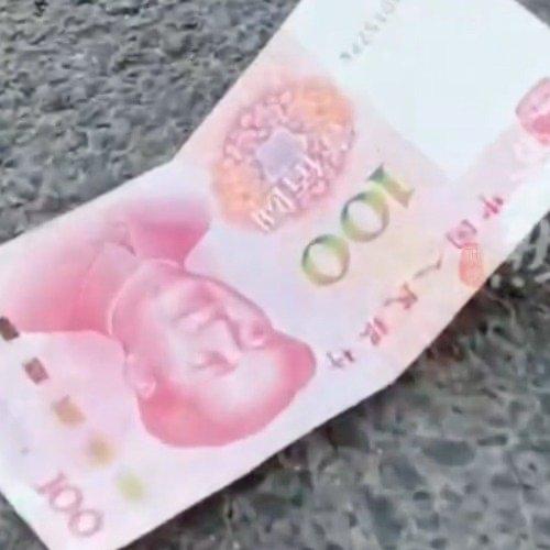 在车旁边捡到三百块，本来以为是走了大运，结果一开车门当场傻了眼：放在车里的三万八