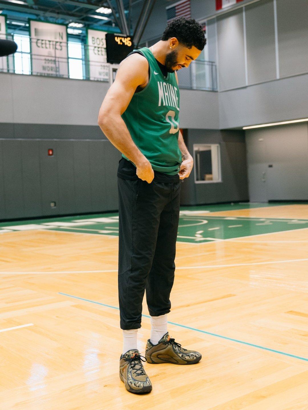 当记者问到回归训练的感受时，塔图姆表示：“我感觉不错，现在已经是第39周了，这段