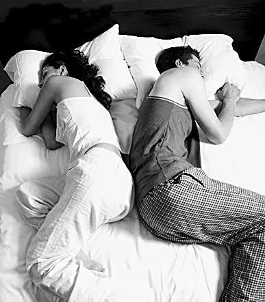 我感觉我老婆不爱我了，因为我和老婆一到床上背对着背玩手机，这正常吗？

此刻我看