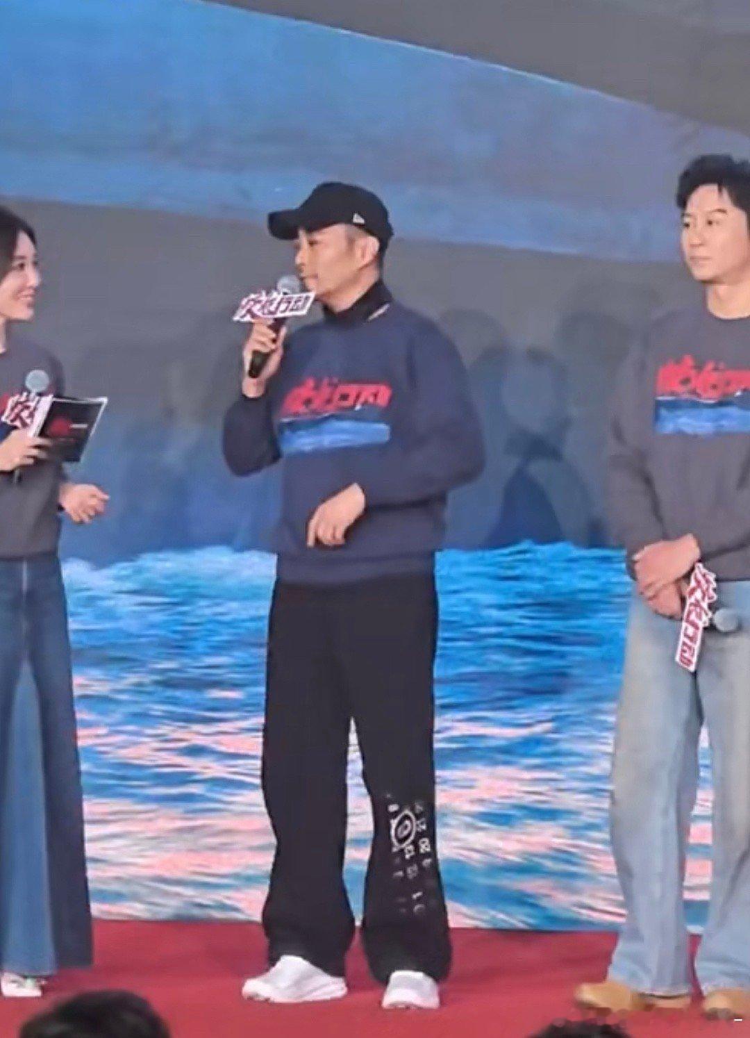 张涵予激情开麦致敬潜艇兵  张涵予的歌声，如同深海中的呼唤，激励着每一个人勇往直