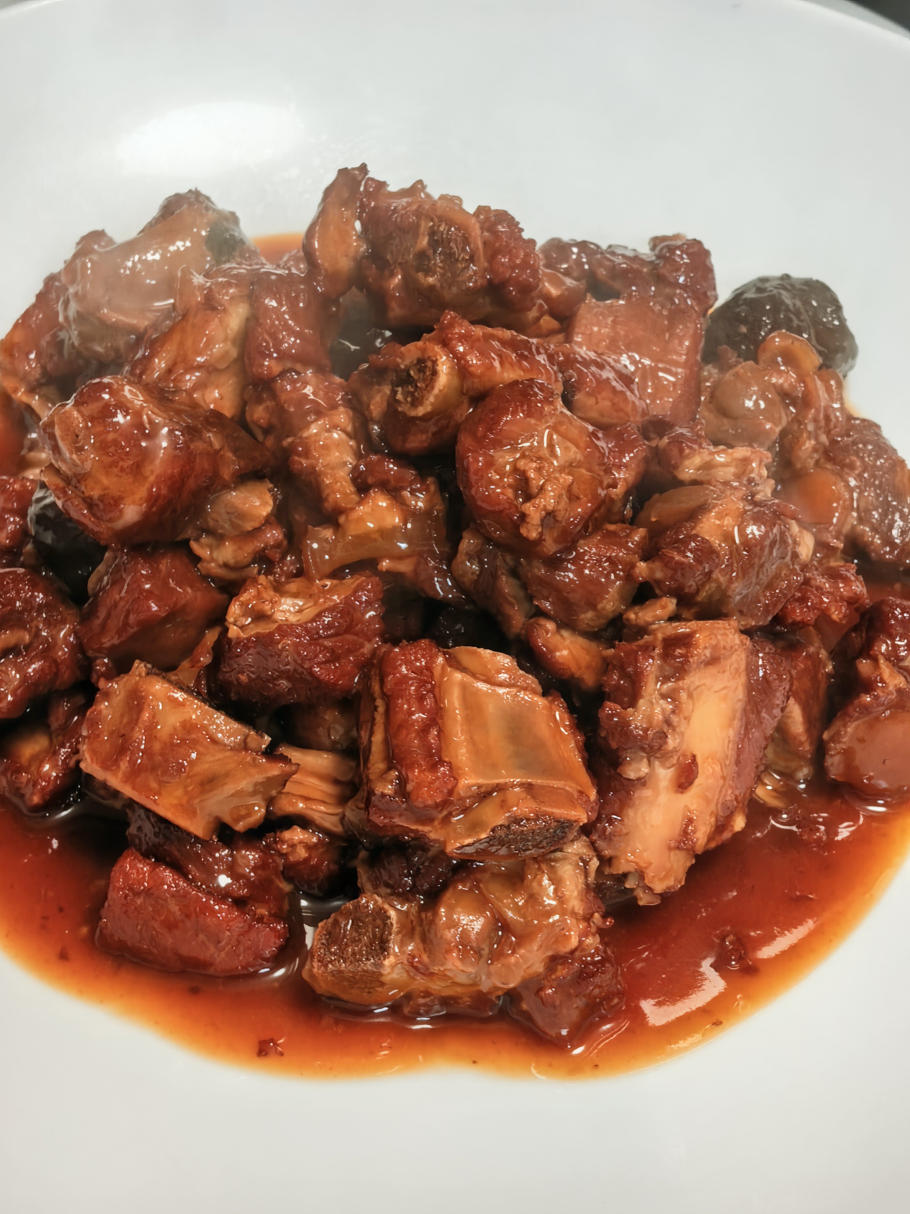 午餐：脆瓜蒜肠拼，糖醋排骨，蒜苔炒鸡蛋，莴笋炒猪肉，肉酱烧口蘑，护心肉焖豆角。 