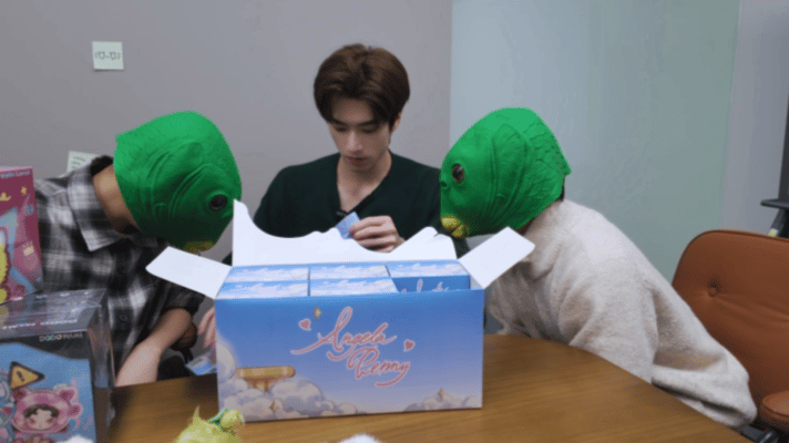 张康乐拆盲盒拆出综艺感张康乐拆盲盒送粉丝 笑不活了！张康乐这拆盲盒vlog也太有