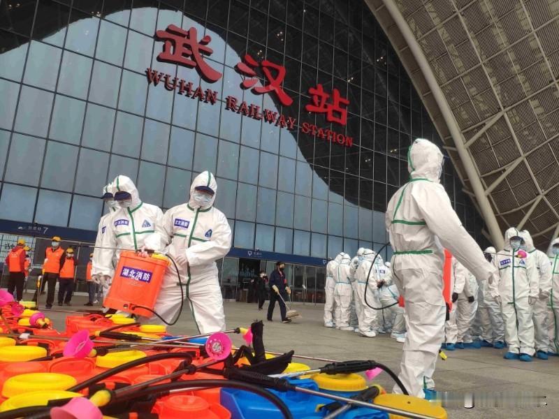 新冠疫情爆发之初，医疗物资极度紧缺。因为当时正在过春节，很多企业都放假，工人回家