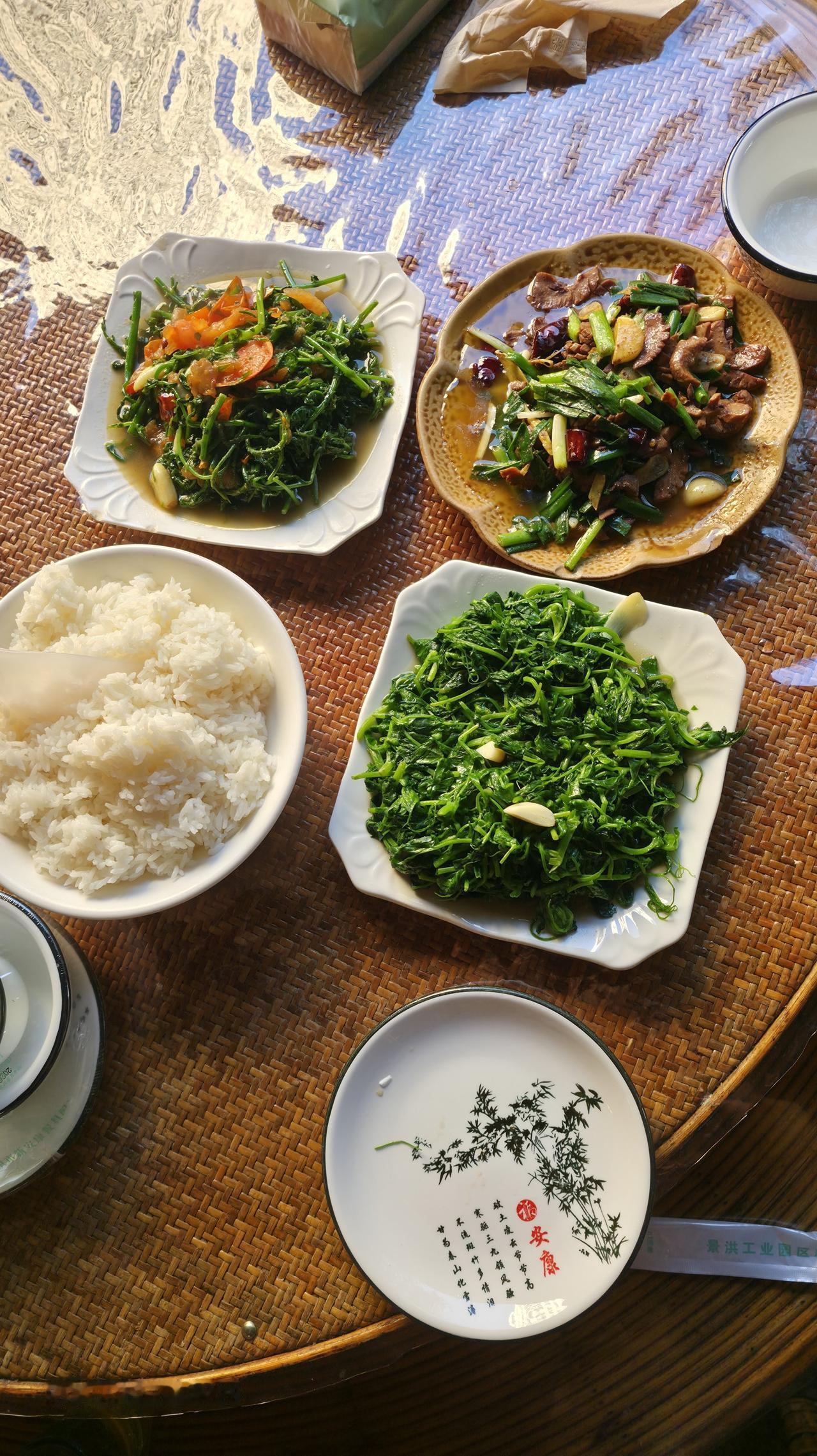 西双版纳地方特色小菜非常下饭，清淡好吃很喜欢。