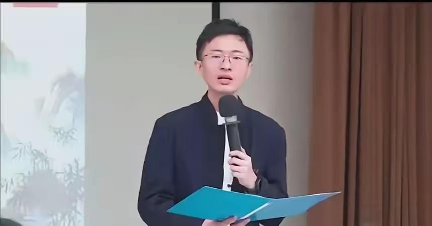这是侯汉廷给台军弟兄们砸下的一记响雷，也是一面照妖镜。

5月3日，台北市议员侯