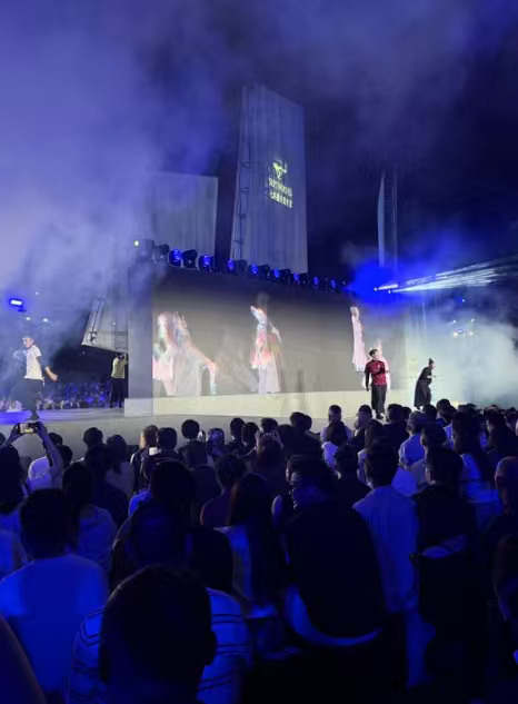 七匹狼大秀点亮梧林古村商旅男装也能这么潮，打破刻板印象！多彩商旅穿行世界在梧林享