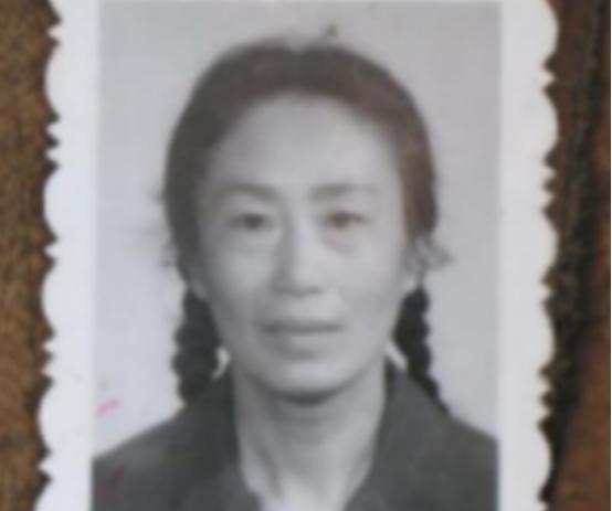 1969年，19岁的女知青黄丽萍隐瞒自己是开国将军黄思深女儿的身份，自愿前往北大