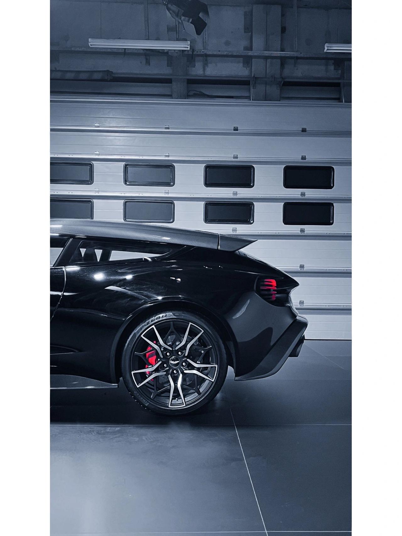 这台车应该是第一次出现在国内吧？
去上海赛道参加阿斯顿马丁110周年活动，有个秘