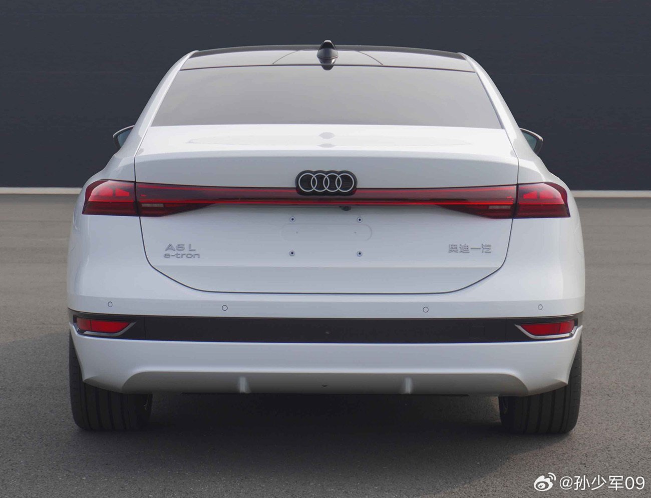 我很少吐槽公示图的但是奥迪的兄弟，你们要不要奥迪A6L换个颜色公示啊，明明黑色挺