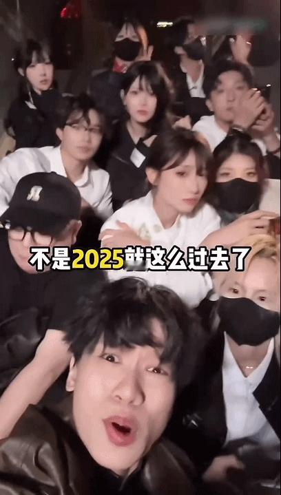 一首歌听完2025热梗 5分钟复盘2025所有名场面！“具身智能”“谷子经济”热