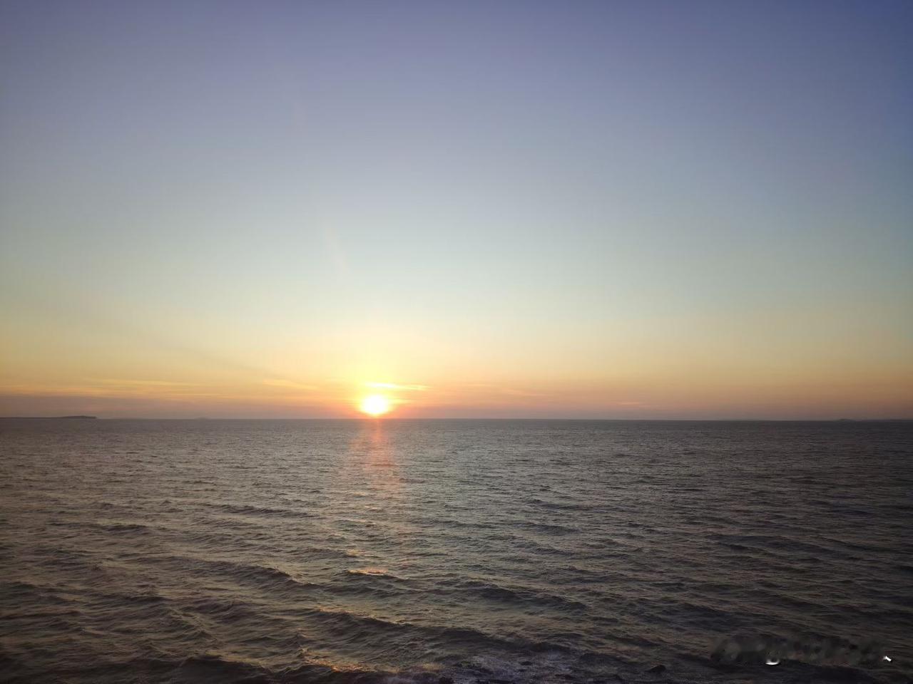 冬日生活打卡季海上日出从来都是简单粗暴的美。远远的海平线上一抹霞光乍现，突然间猛