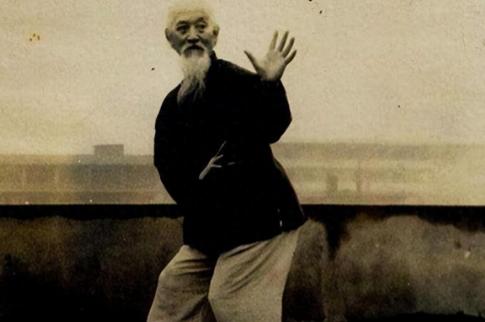 1945年，美国五星上将马歇尔的保镖在击倒冯玉祥手下后，嘲笑地向台下的人喊道：“