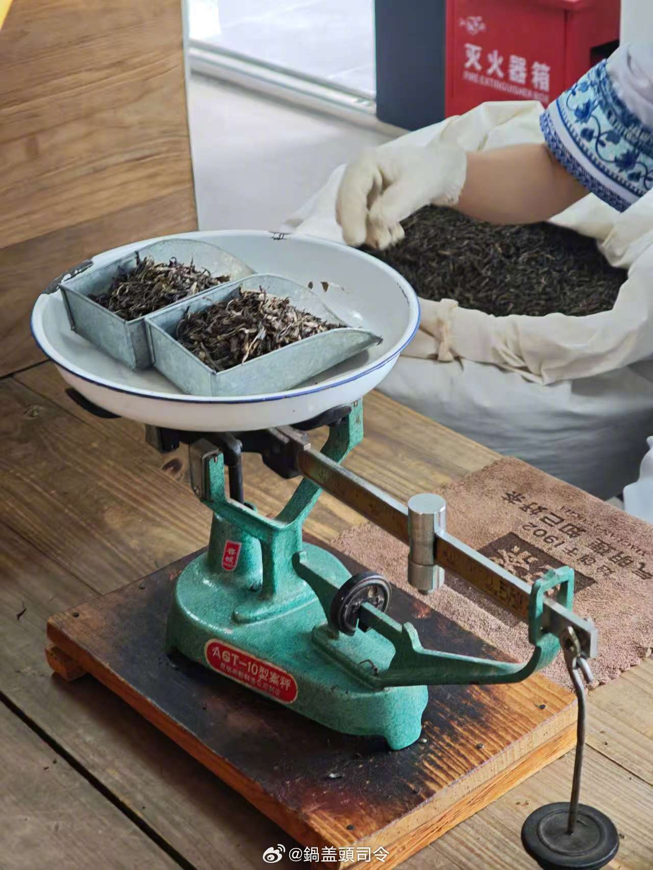#打卡中国# 下关沱茶以“称、蒸、揉、压、晾”等非遗工序，将大叶种的醇厚与“下关