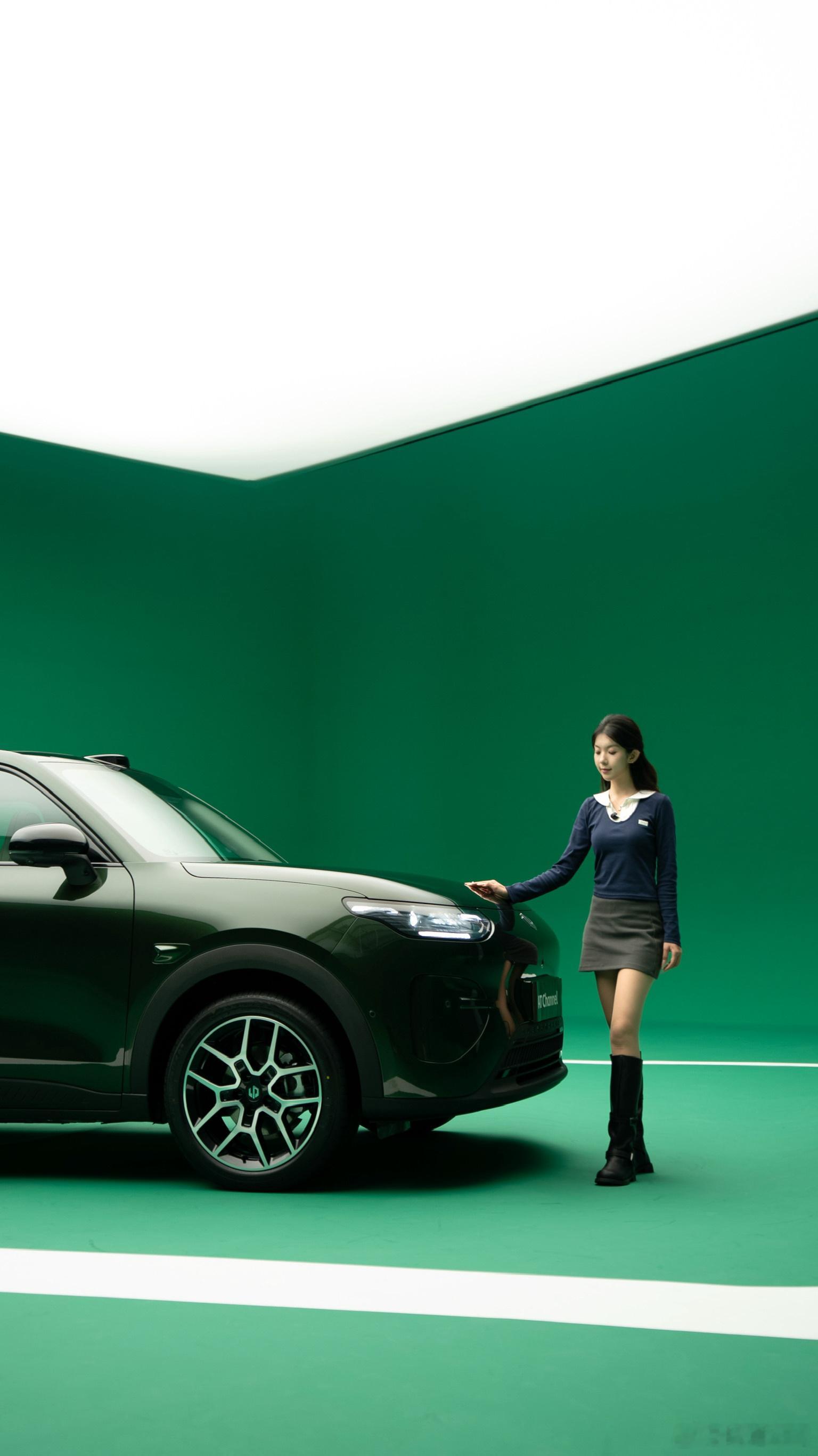 零跑A10外观实拍来啦！    整车走的是简约清爽的科技风，线条干净利落，颜值很