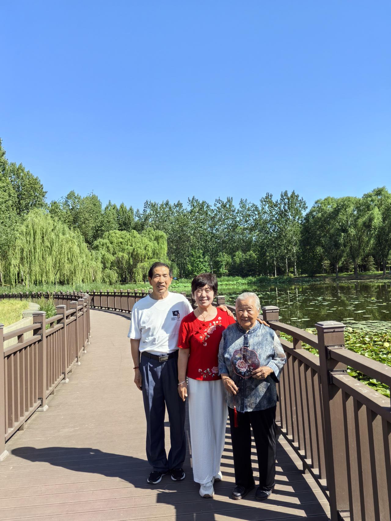 高龄岳母老年女，湿地公园今走起，
岳母说她有点累，坚持锻炼迈开腿。
虽然步速有点