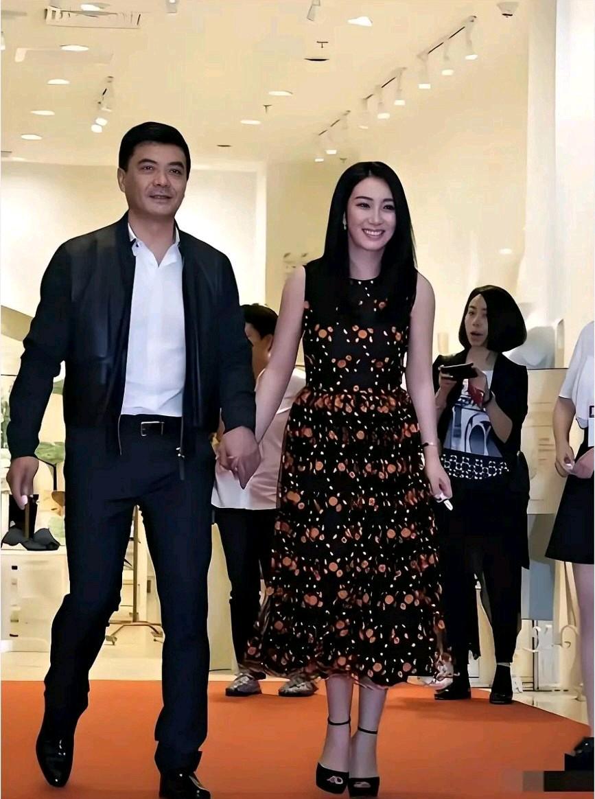 看到他们手牵手走，
一定是非常恩爱吧！
大明星夫妻近照