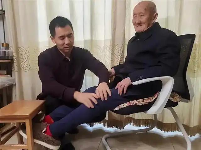 内蒙古一光棍，抱养了一个两个月大的男婴，含辛茹苦把他养大。40年后，当年的男婴已