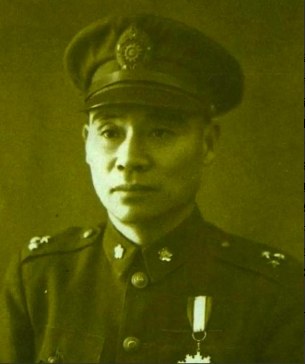 1938 年，顾祝同背着老婆许文蓉，偷养小妾，还把小妾的肚子闹大。许文蓉没哭也没