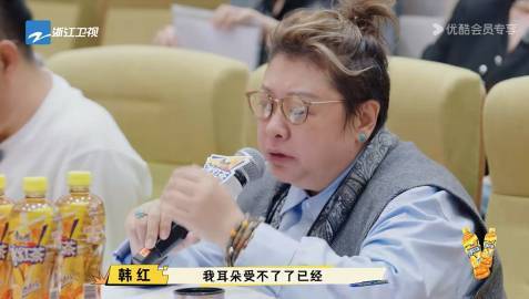 曾比特为什么总被韩红骂跑调 曾比特在声生不息凭借港乐惊艳众人，嗓音独特又稳当，但