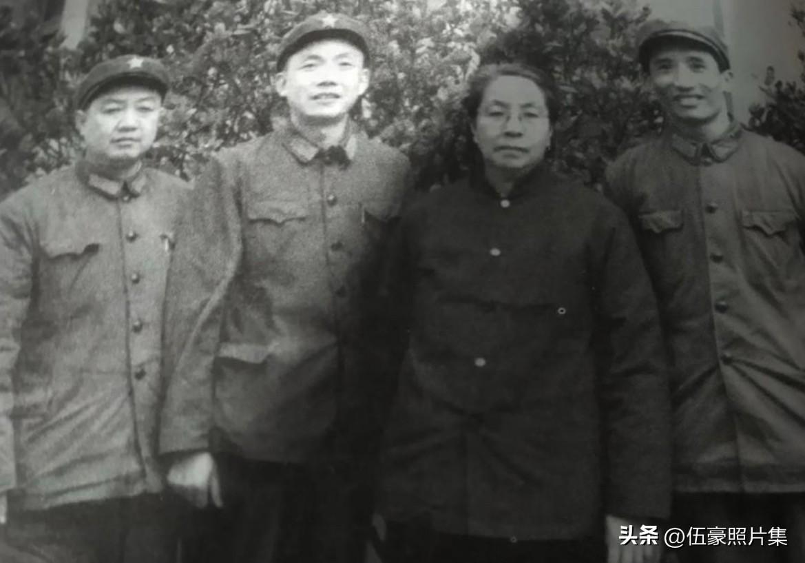 1979年1月，成都永兴巷七号合影，包括：景希珍（左一）、浦安修（右二）、丁隆炎