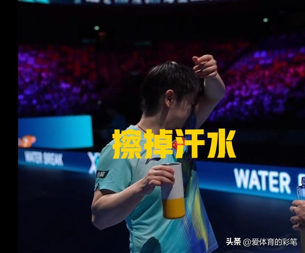 澳门世界杯首轮，孙颖莎抬起手臂，抹去湿漉漉的汗珠，这一刻像盛夏奋力冲刺的马拉松冠